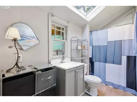 Bath - 3621 E Amazon Dr, Eugene, OR 97405 photo 1 of 2