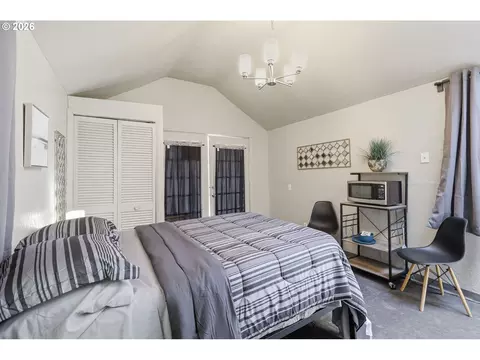 Bedroom - 3621 E Amazon Dr, Eugene, OR 97405 photo 9 of 10