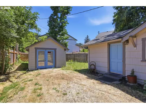 Exterior - 3621 E Amazon Dr, Eugene, OR 97405 photo 3 of 5