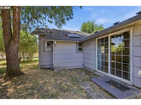 Exterior - 3621 E Amazon Dr, Eugene, OR 97405 photo 2 of 5