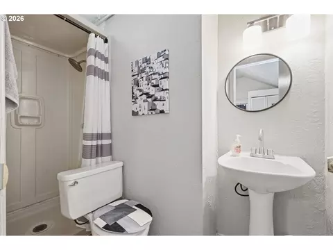 Bath - 3621 E Amazon Dr, Eugene, OR 97405 photo 2 of 2