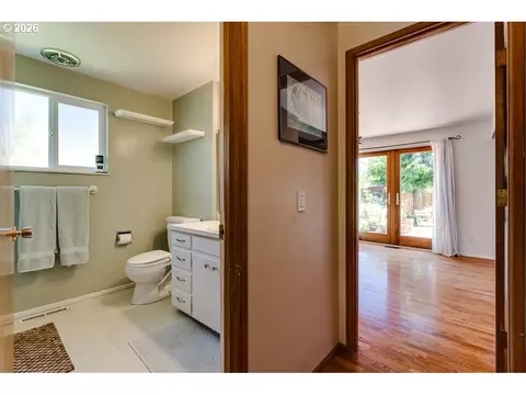 Bath - 4355 Pearl St, Eugene, OR 97405 photo 5 of 6