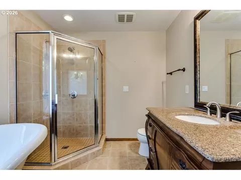 Bath - 4355 Pearl St, Eugene, OR 97405 photo 2 of 6