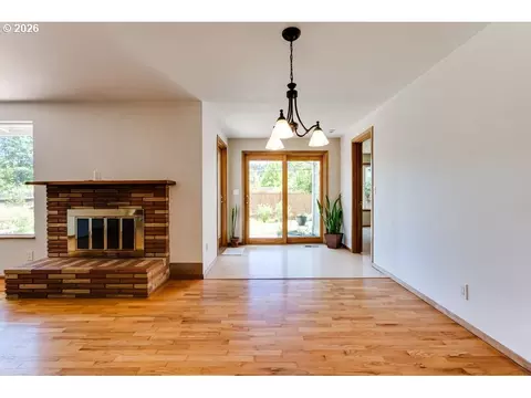 Living - 4355 Pearl St, Eugene, OR 97405 photo 6 of 8
