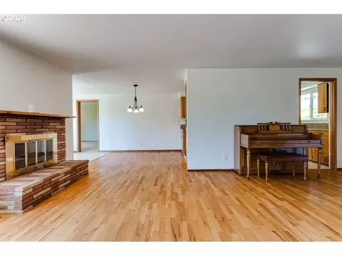 Living - 4355 Pearl St, Eugene, OR 97405 photo 4 of 8
