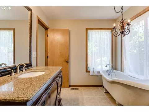 Bath - 4355 Pearl St, Eugene, OR 97405 photo 3 of 6