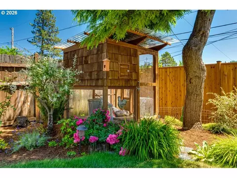 Exterior - 4355 Pearl St, Eugene, OR 97405 photo 5 of 12