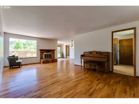 Living - 4355 Pearl St, Eugene, OR 97405 photo 1 of 8