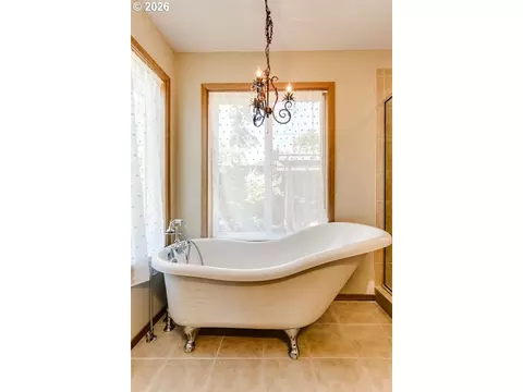 Bath - 4355 Pearl St, Eugene, OR 97405 photo 4 of 6