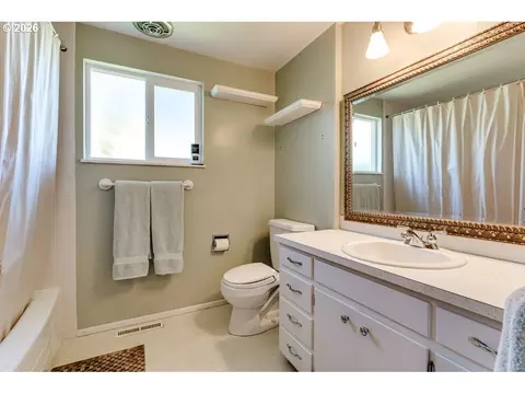 Bath - 4355 Pearl St, Eugene, OR 97405 photo 6 of 6