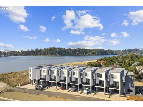 280 NW Huckleberry St #5, Waldport, OR 97394
