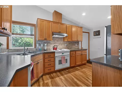 325 Bushnell Ln, Eugene, OR 97404 photo 5