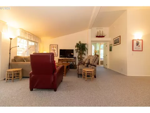 Living - 512 Robin Ln, Florence, OR 97439 photo 6 of 8
