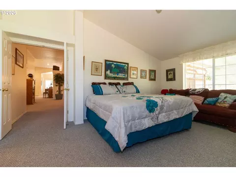 Bedroom - 512 Robin Ln, Florence, OR 97439 photo 2 of 5