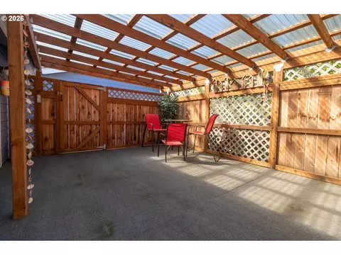 Exterior - 512 Robin Ln, Florence, OR 97439 photo 6 of 10