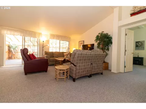 Living - 512 Robin Ln, Florence, OR 97439 photo 7 of 8