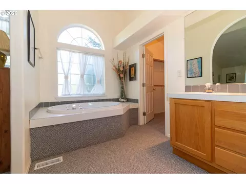 Bath - 512 Robin Ln, Florence, OR 97439 photo 3 of 4