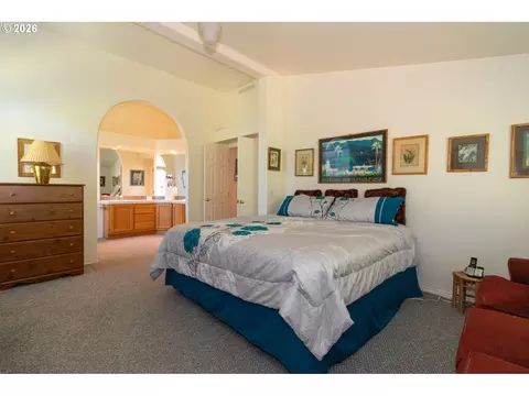 Bedroom - 512 Robin Ln, Florence, OR 97439 photo 3 of 5