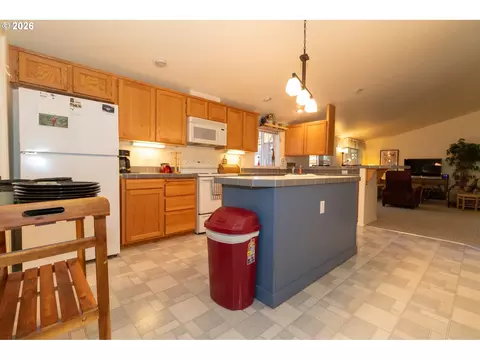 Kitchen - 512 Robin Ln, Florence, OR 97439 photo 1 of 5