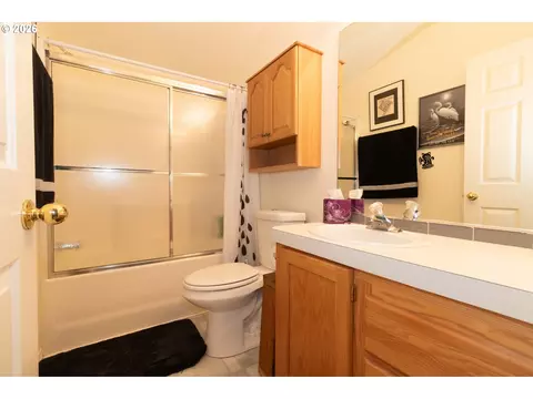 Bath - 512 Robin Ln, Florence, OR 97439 photo 4 of 4