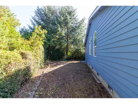Exterior - 512 Robin Ln, Florence, OR 97439 photo 7 of 10