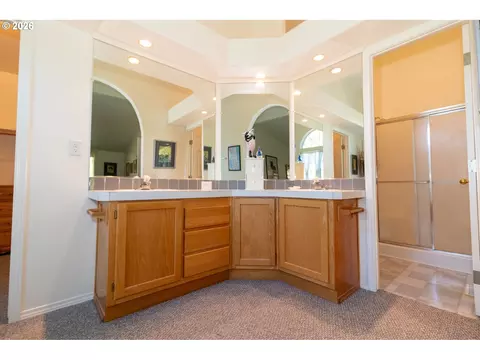 Bath - 512 Robin Ln, Florence, OR 97439 photo 2 of 4