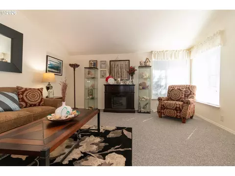 Living - 512 Robin Ln, Florence, OR 97439 photo 4 of 8