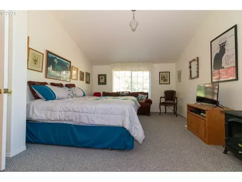 Bedroom - 512 Robin Ln, Florence, OR 97439 photo 1 of 5