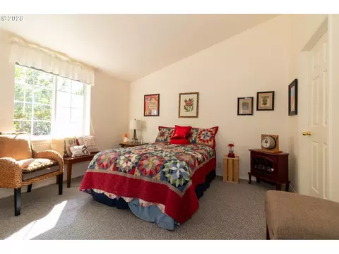 Bedroom - 512 Robin Ln, Florence, OR 97439 photo 4 of 5