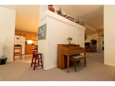 Entry Way - 512 Robin Ln, Florence, OR 97439 photo 2 of 2