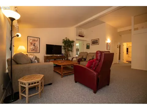 Living - 512 Robin Ln, Florence, OR 97439 photo 8 of 8