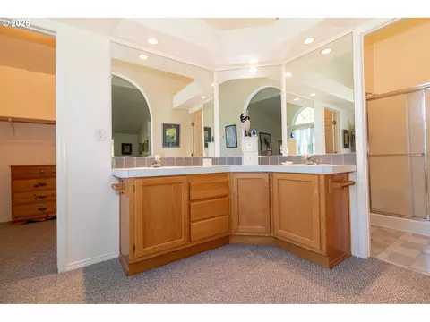 Bath - 512 Robin Ln, Florence, OR 97439 photo 1 of 4