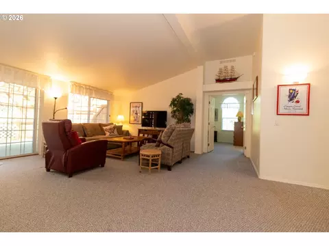 Living - 512 Robin Ln, Florence, OR 97439 photo 5 of 8
