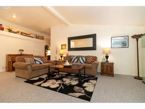 Living - 512 Robin Ln, Florence, OR 97439 photo 1 of 8