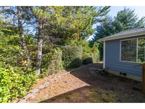 Exterior - 512 Robin Ln, Florence, OR 97439 photo 9 of 10
