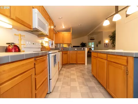 Kitchen - 512 Robin Ln, Florence, OR 97439 photo 2 of 5