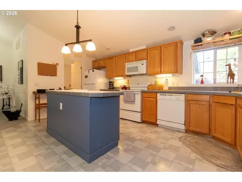 Kitchen - 512 Robin Ln, Florence, OR 97439 photo 3 of 5