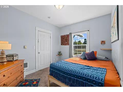 Bedroom - 380 E Berkeley St, Gladstone, OR 97027 photo 2 of 4