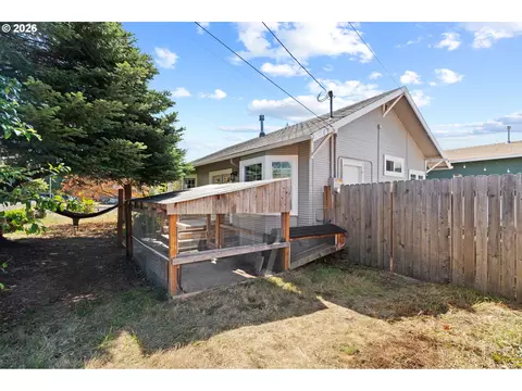 Exterior - 380 E Berkeley St, Gladstone, OR 97027 photo 5 of 12