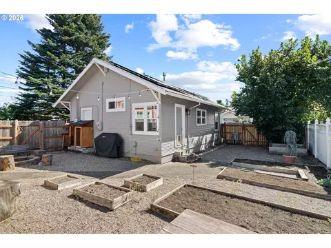 Exterior - 380 E Berkeley St, Gladstone, OR 97027 photo 11 of 12
