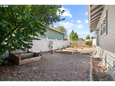 Exterior - 380 E Berkeley St, Gladstone, OR 97027 photo 7 of 12