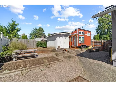 Exterior - 380 E Berkeley St, Gladstone, OR 97027 photo 9 of 12