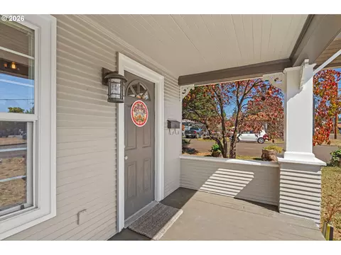 Exterior - 380 E Berkeley St, Gladstone, OR 97027 photo 1 of 12