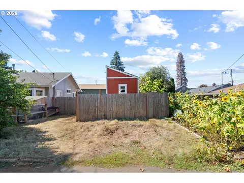 Exterior - 380 E Berkeley St, Gladstone, OR 97027 photo 6 of 12