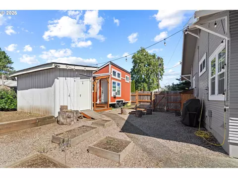 Exterior - 380 E Berkeley St, Gladstone, OR 97027 photo 10 of 12