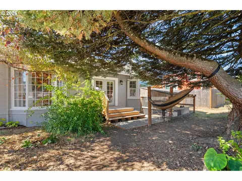 Exterior - 380 E Berkeley St, Gladstone, OR 97027 photo 2 of 12