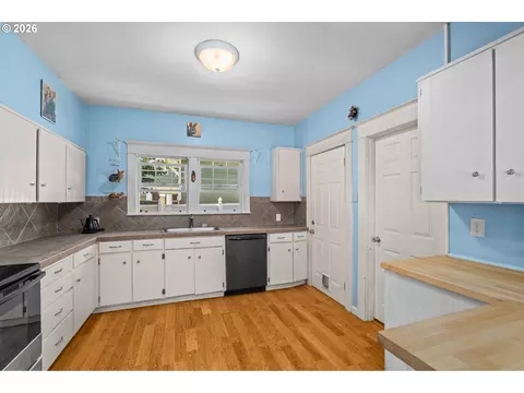 Kitchen - 380 E Berkeley St, Gladstone, OR 97027 photo 2 of 3