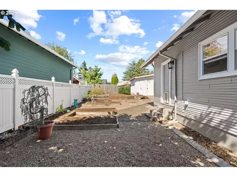Exterior - 380 E Berkeley St, Gladstone, OR 97027 photo 8 of 12