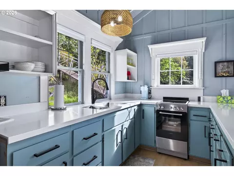 Kitchen - 3202 S Tenmile Lk, Lakeside, OR 97449 photo 3 of 5