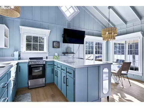 Kitchen - 3202 S Tenmile Lk, Lakeside, OR 97449 photo 4 of 5